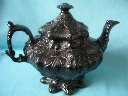 http://www.antique-porcelain-online.com/images/teapot3c1830.jpg