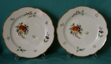 A pair of Chamberlains Worcester dinner plates c.1811-20